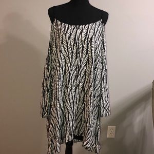 Flowy dress with open shoulder sleeves